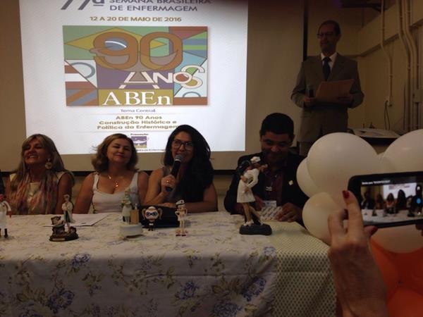 ABEn-DF na Semana Basileira de Enfermagem da ESCS - 11/05 - Diretora Daniela Martins